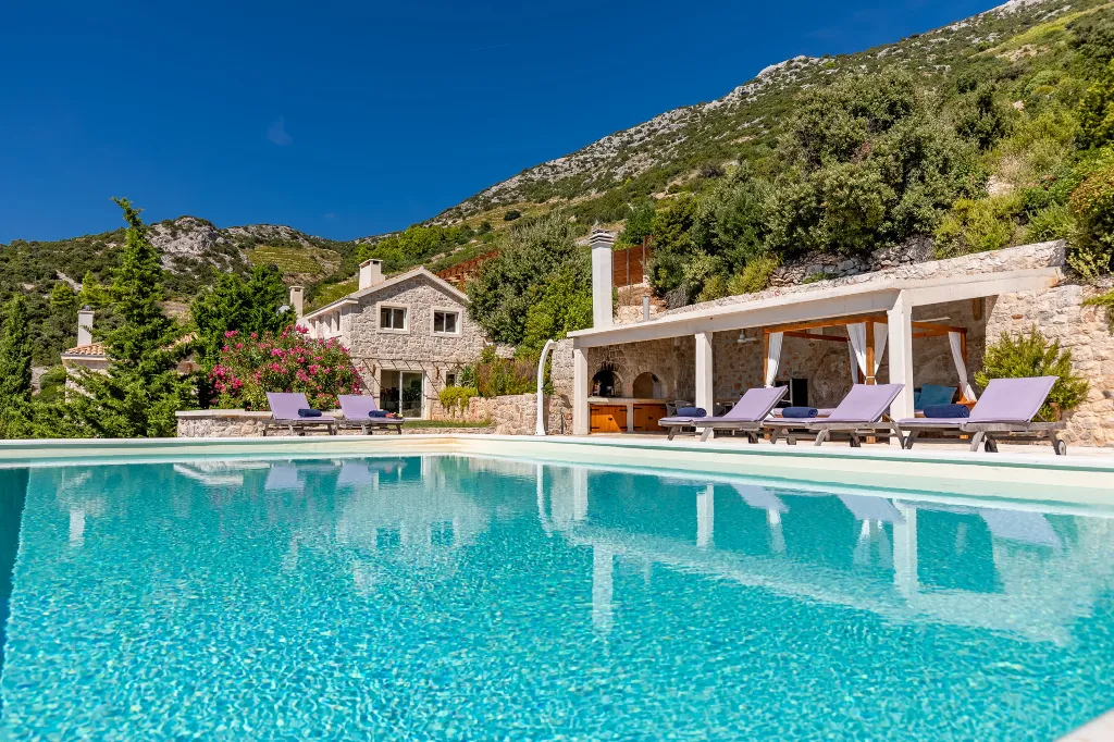 Spacious Hillside Villa with Pool in Potomje