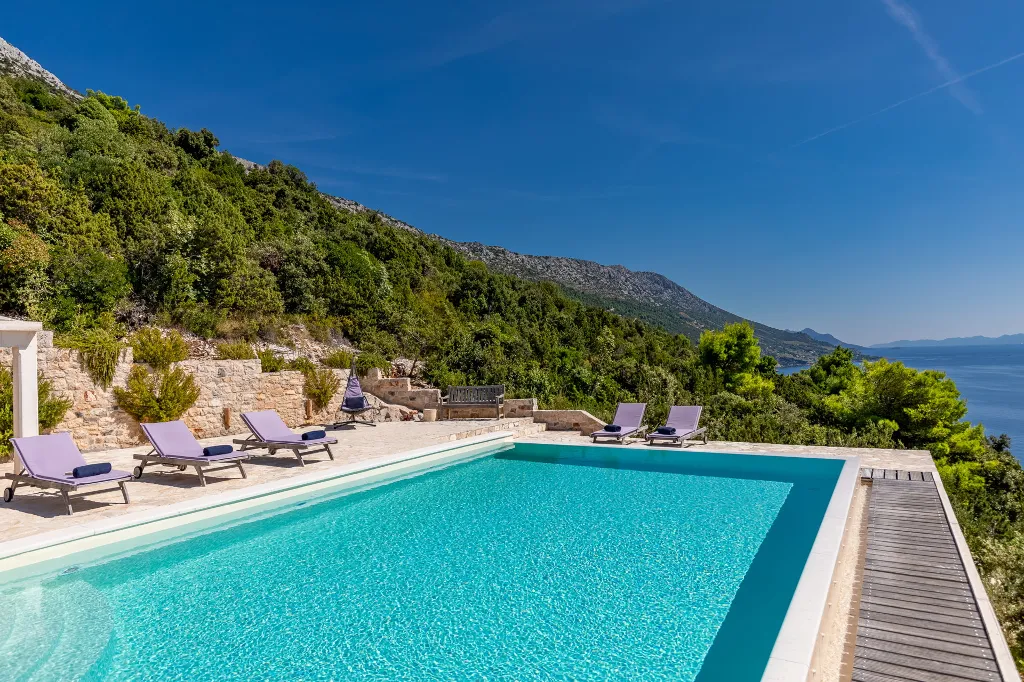Spacious Hillside Villa with Pool in Potomje