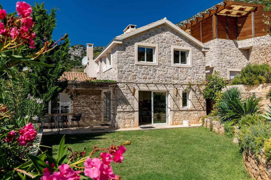 Spacious Hillside Villa with Pool in Potomje