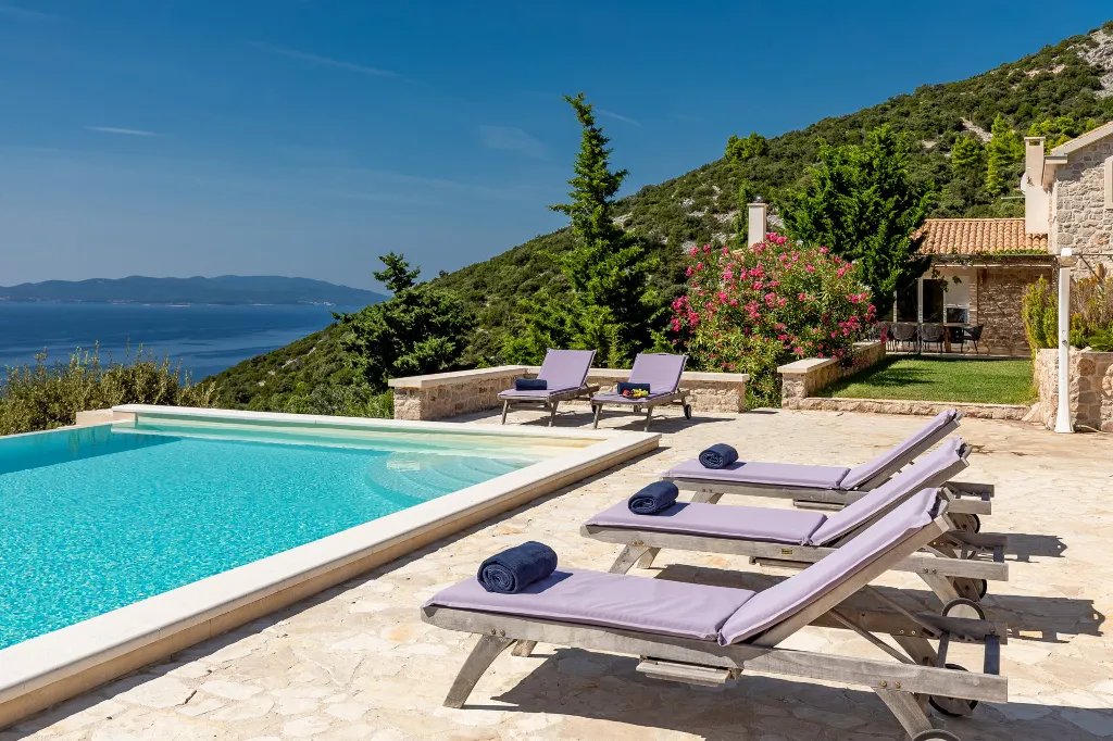 Spacious Hillside Villa with Pool in Potomje