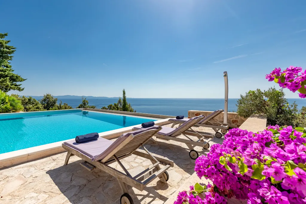 Spacious Hillside Villa with Pool in Potomje