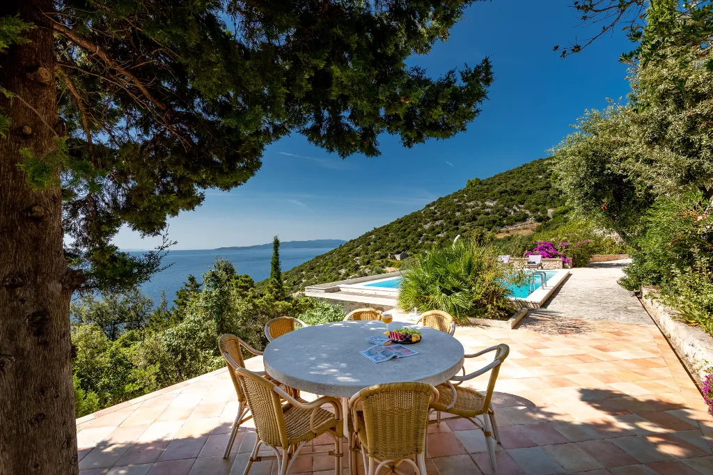 Spacious Hillside Villa with Pool in Potomje