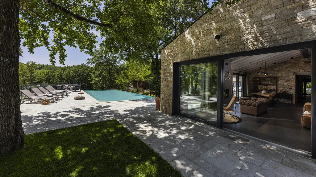 Modern Villa with Infinity Pool in Pazin