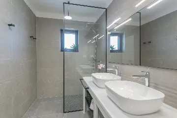 Modern Villa with Pool and Jacuzzi in Sevid