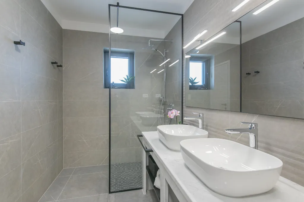 Modern Villa with Pool and Jacuzzi in Sevid