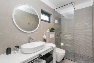 Modern Villa with Pool and Jacuzzi in Sevid