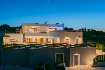 Modern Villa with Pool and Jacuzzi in Sevid