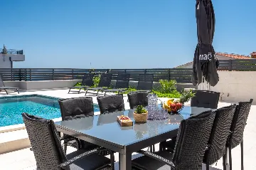 Modern Villa with Pool and Jacuzzi in Sevid