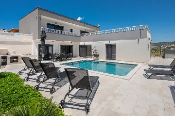 Modern Villa with Pool and Jacuzzi in Sevid
