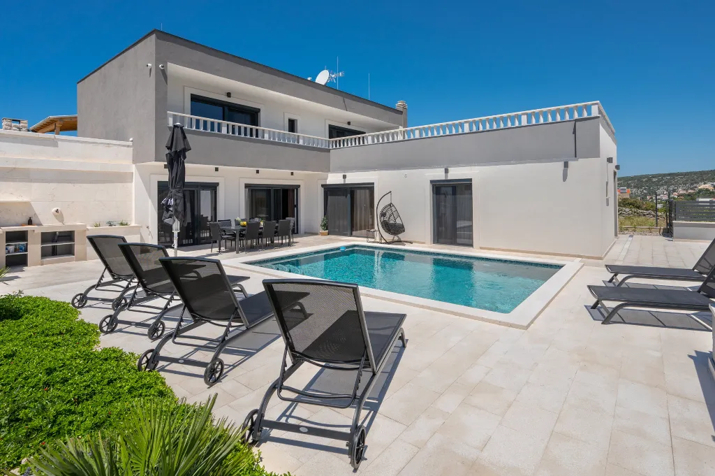 Modern Villa with Pool and Jacuzzi in Sevid
