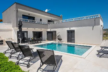 Modern Villa with Pool and Jacuzzi in Sevid