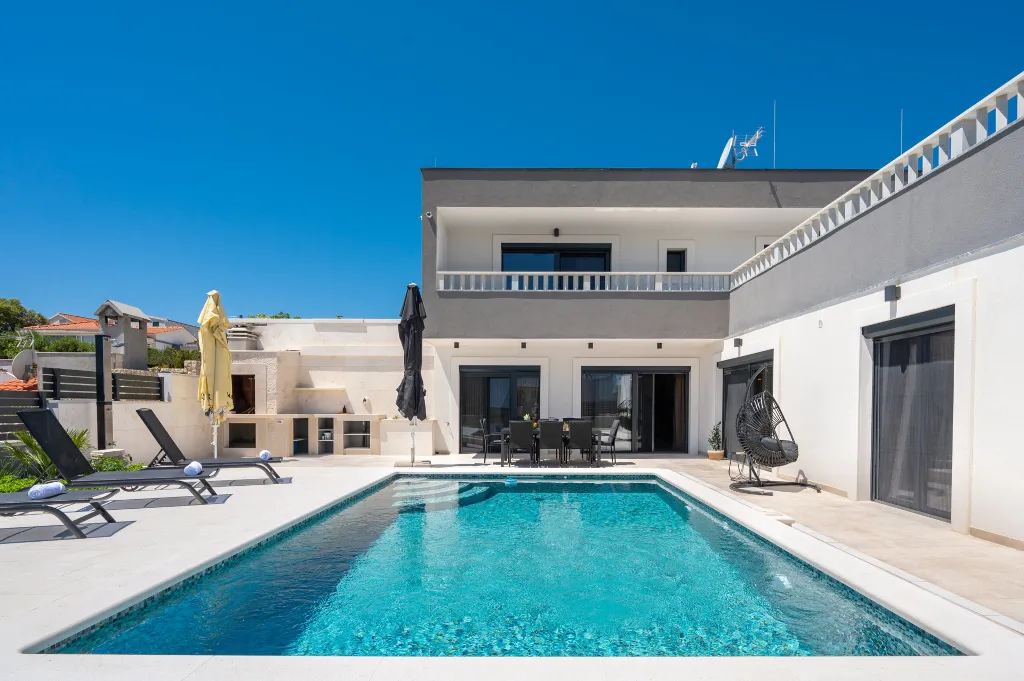 Modern Villa with Pool and Jacuzzi in Sevid