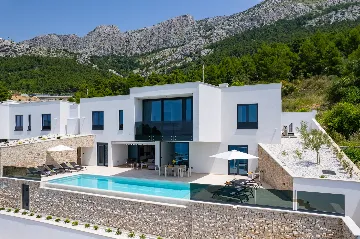 Beachfront Villa with Pool and Sea Views, Omiš