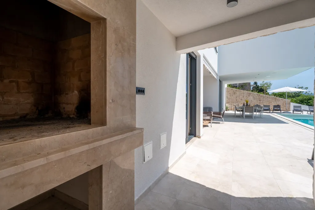 Beachfront Villa with Pool and Sea Views, Omiš