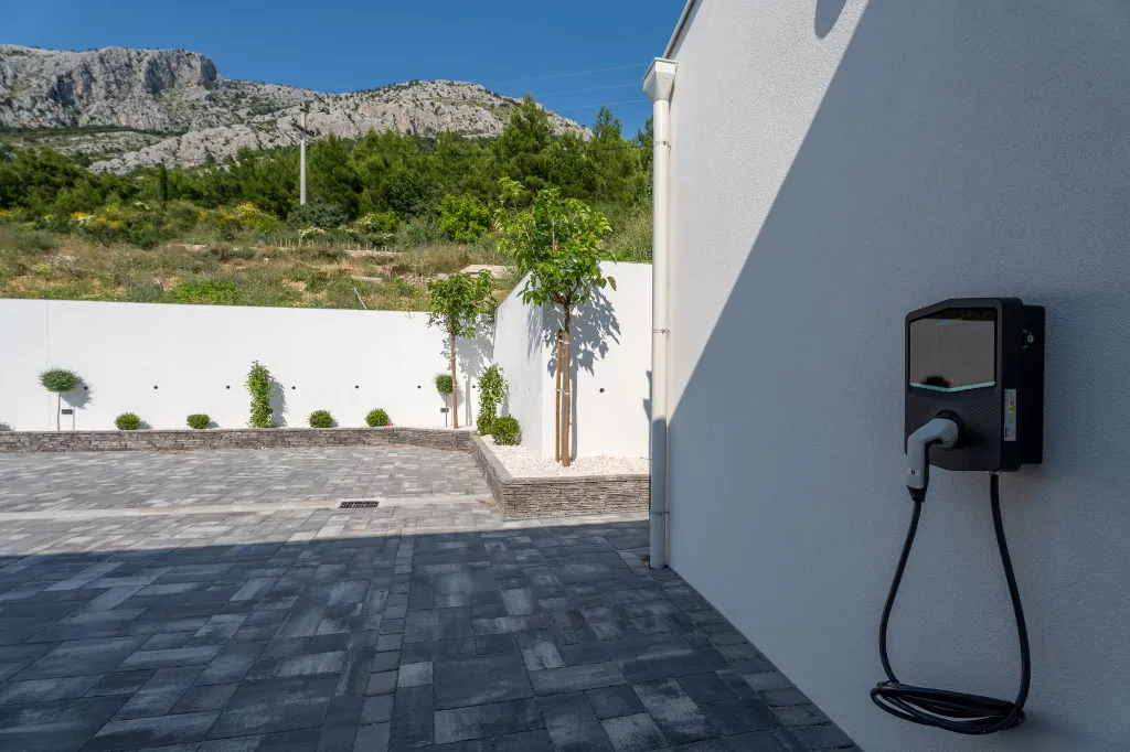 Beachfront Villa with Pool and Sea Views, Omiš