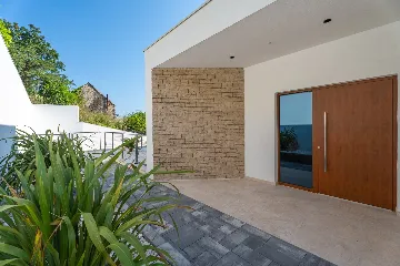 Beachfront Villa with Pool and Sea Views, Omiš