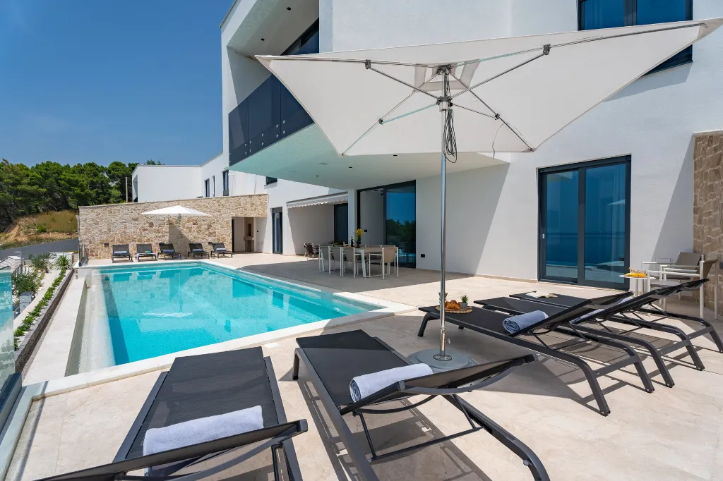 Beachfront Villa with Pool and Sea Views, Omiš