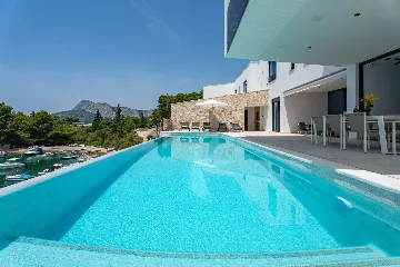 Beachfront Villa with Pool and Sea Views, Omiš