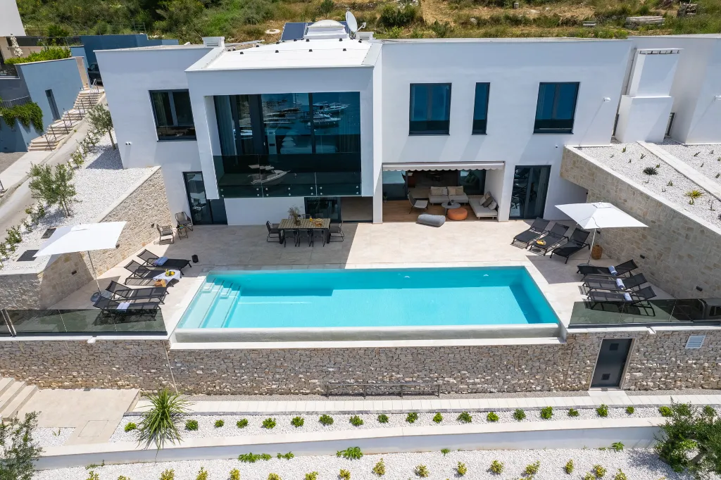 Seaside Family Villa with Pool in Omiš