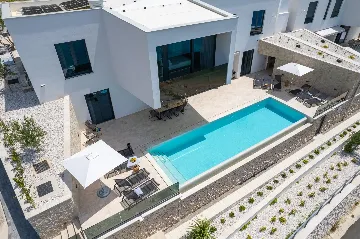 Seaside Family Villa with Pool in Omiš