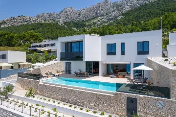 Seaside Family Villa with Pool in Omiš