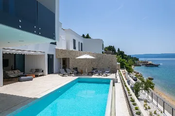 Seaside Family Villa with Pool in Omiš