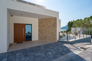 Seaside Family Villa with Pool in Omiš