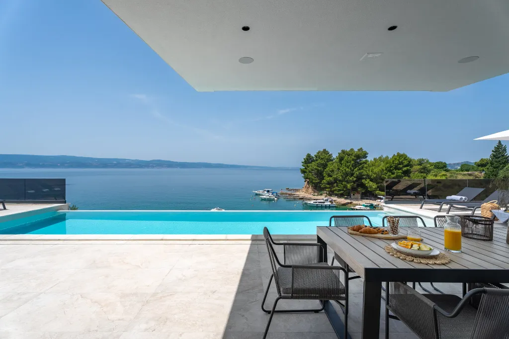 Seaside Family Villa with Pool in Omiš