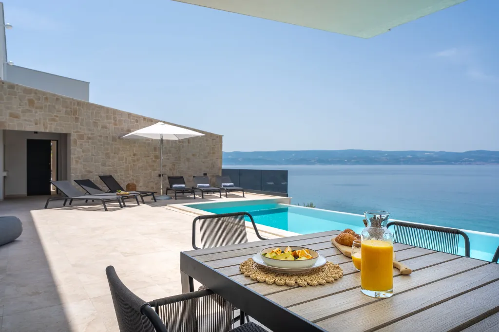 Seaside Family Villa with Pool in Omiš