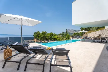 Seaside Family Villa with Pool in Omiš