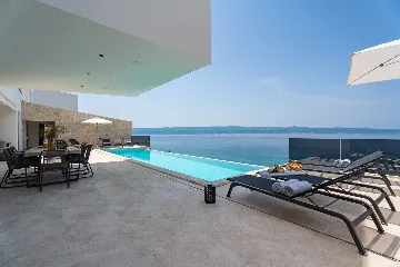 Seaside Family Villa with Pool in Omiš