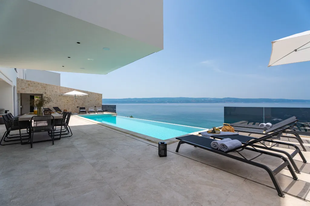 Seaside Family Villa with Pool in Omiš