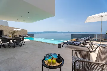 Seaside Family Villa with Pool in Omiš