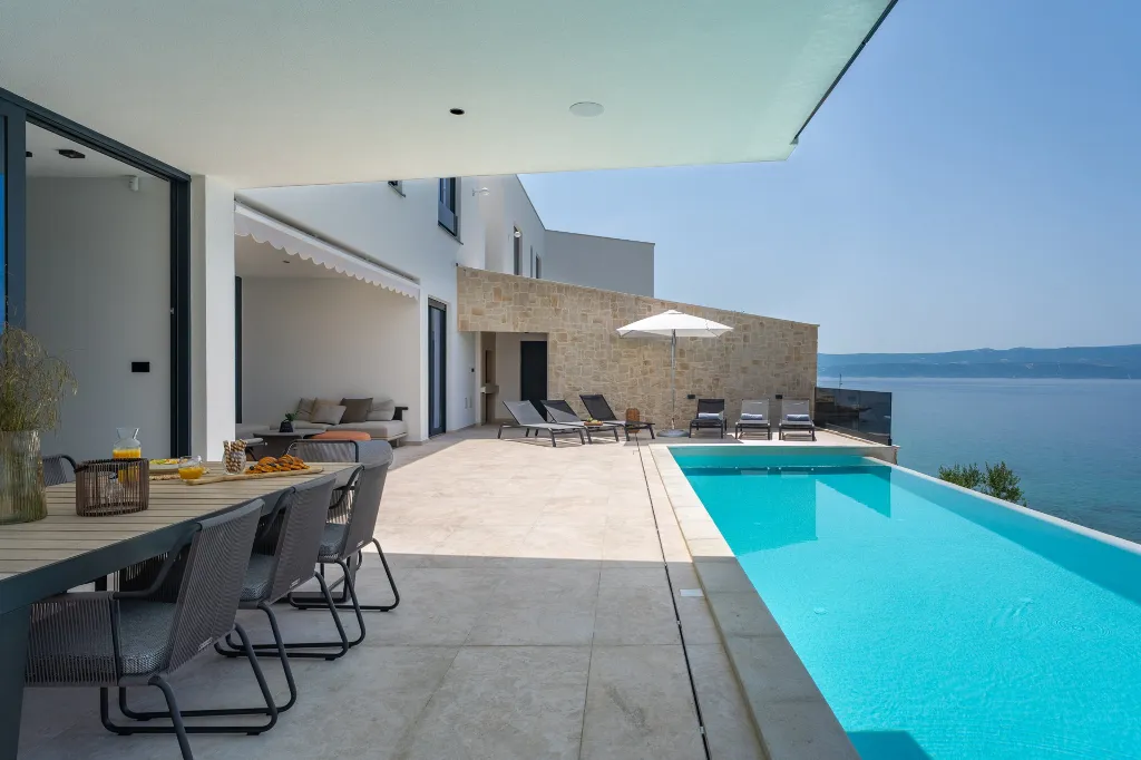 Seaside Family Villa with Pool in Omiš
