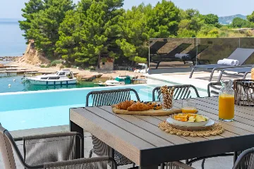 Seaside Family Villa with Pool in Omiš