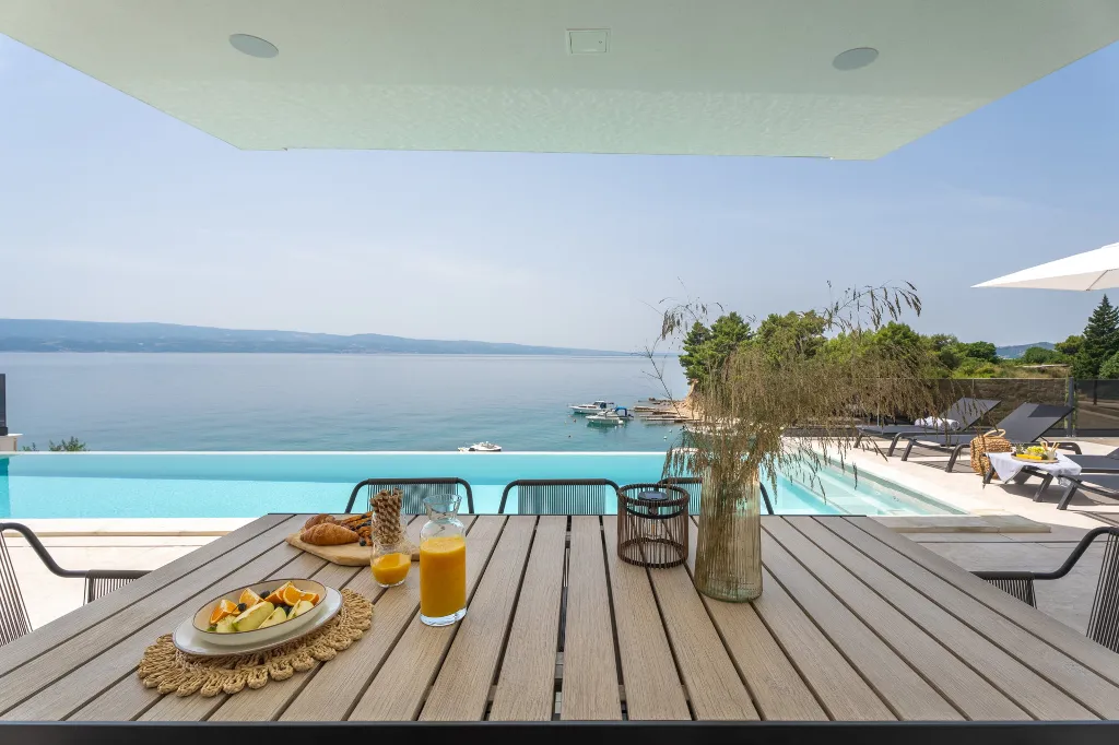 Seaside Family Villa with Pool in Omiš