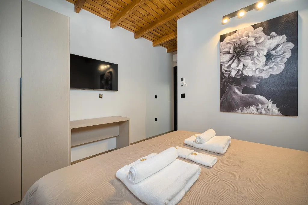 Contemporary 6-Bedroom Villa with Heated Pool, Murter