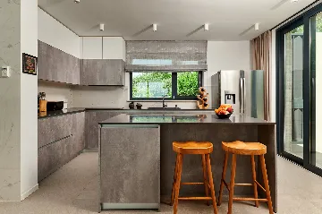 Modern Villa With Pool in Sućuraj