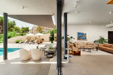 Modern Villa With Pool in Sućuraj