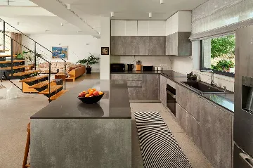 Modern Villa With Pool in Sućuraj