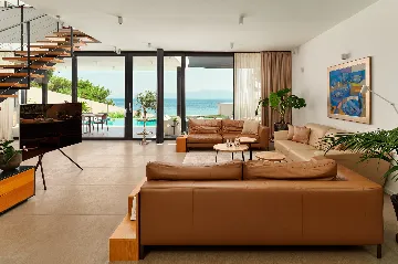 Modern Villa With Pool in Sućuraj