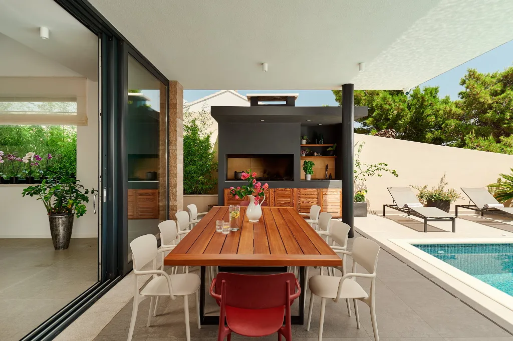 Modern Villa With Pool in Sućuraj