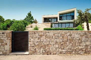 Modern Villa With Pool in Sućuraj