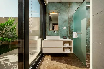 Modern Villa With Pool in Sućuraj