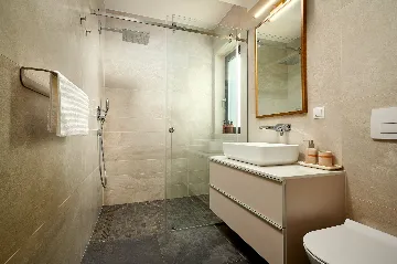 Modern Villa With Pool in Sućuraj