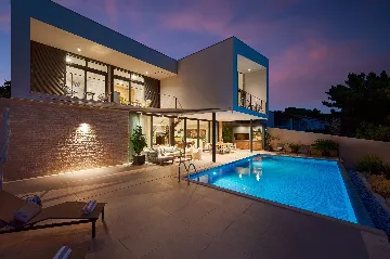Modern Villa With Pool in Sućuraj