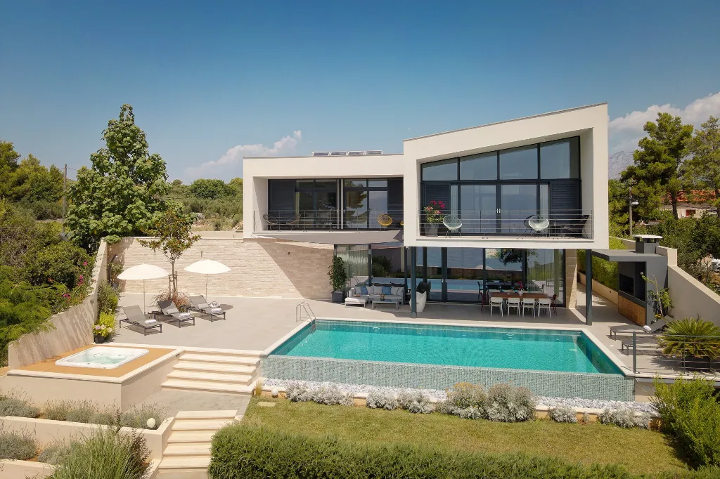 Modern Villa With Pool in Sućuraj
