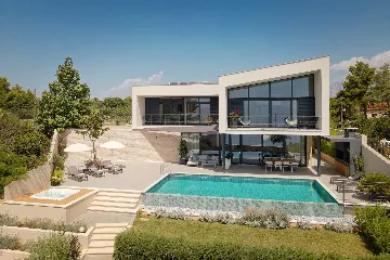 Modern Villa With Pool in Sućuraj