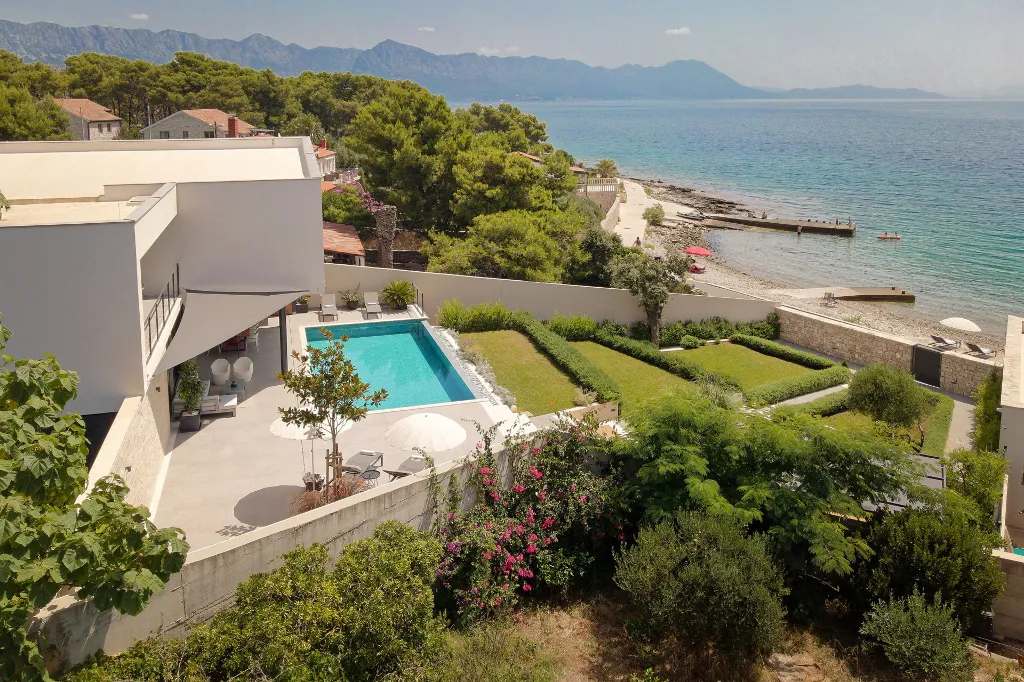Modern Villa With Pool in Sućuraj
