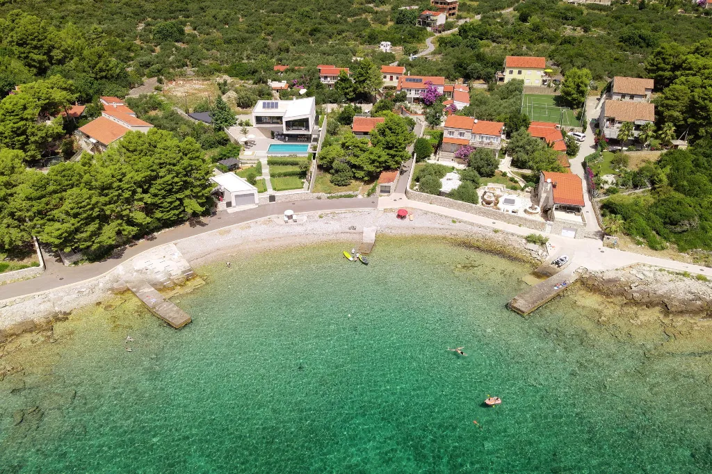 Modern Villa With Pool in Sućuraj